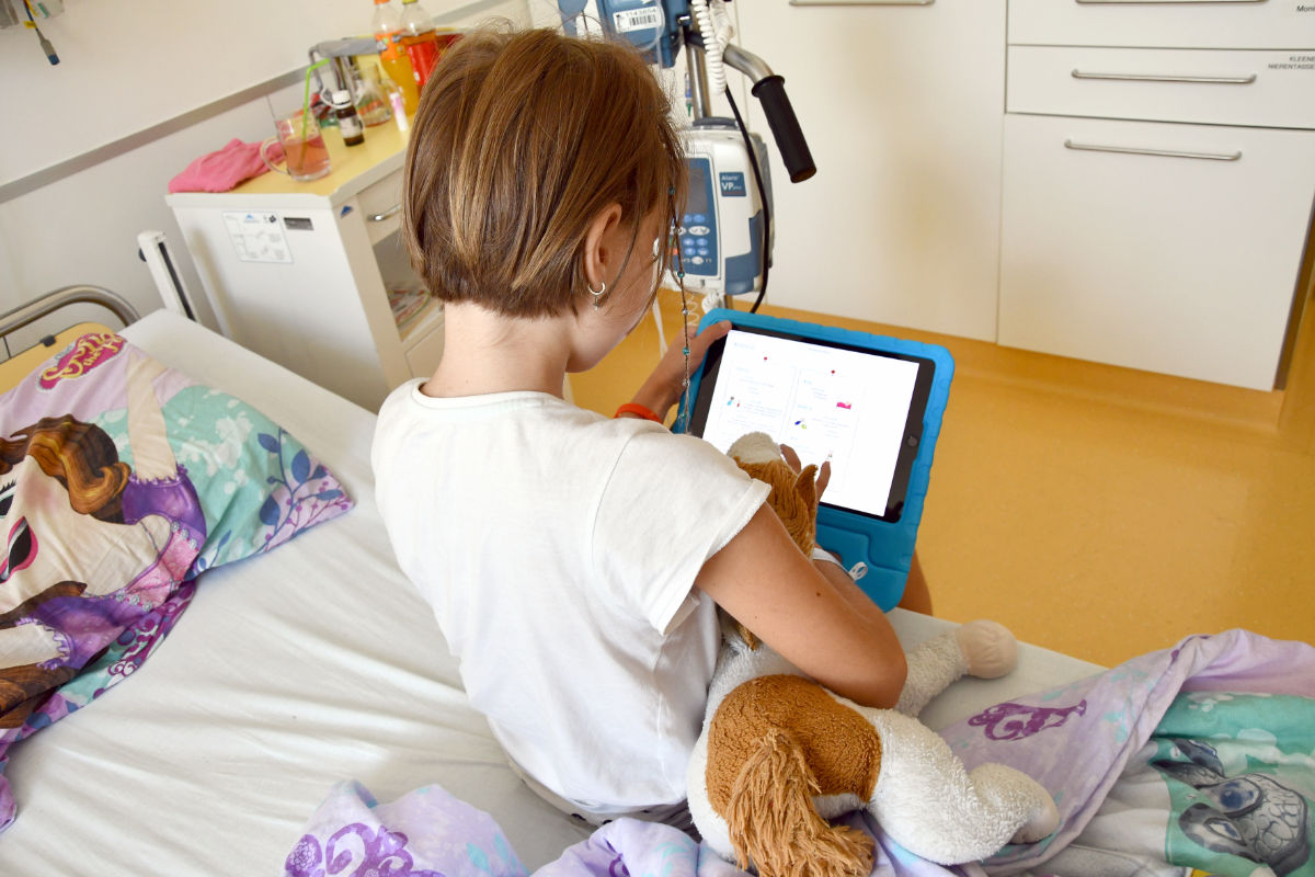 Die direkte Übermittlung der eigenen Symptome via App ermöglicht es, die Perspektive der Kinder in die Krebsbehandlung miteinzubeziehen. (c)MUI/Bullock