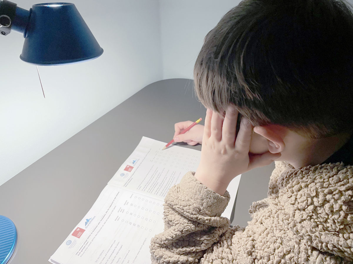 Ein Kind füllt den Fragebogen zur Erhebung des Befindens von Tirols Kindern und Jugendlichen nach der Covid-19-Pandemie aus. (Foto: MUI/S. Exenberger)