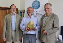 Der Rektor der Medizinischen Universität Innsbruck, Univ.-Prof. Dr. Herbert Lochs, und der Vizerektor für Forschung, Univ.-Prof. Dr. Günther Sperk gratulieren Prof. Erich Gnaiger für die hervorragende Arbeit.